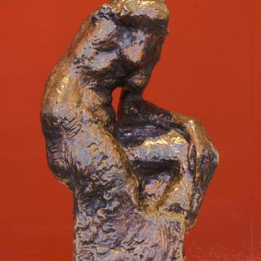 Wieland Förster. Kleine Sitzende mit aufgestütztem Arm. 1984. Bronze