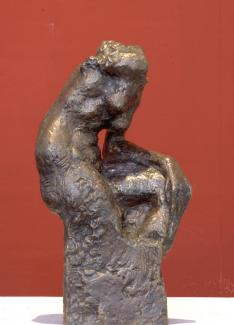 Wieland Förster. Kleine Sitzende mit aufgestütztem Arm. 1984. Bronze