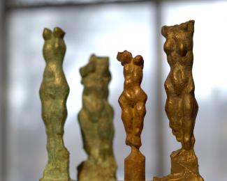 Wieland Förster, Idol, Daphne I, Kleines Nikenfragment, Nymphe II. Vier kleine Bronzen.